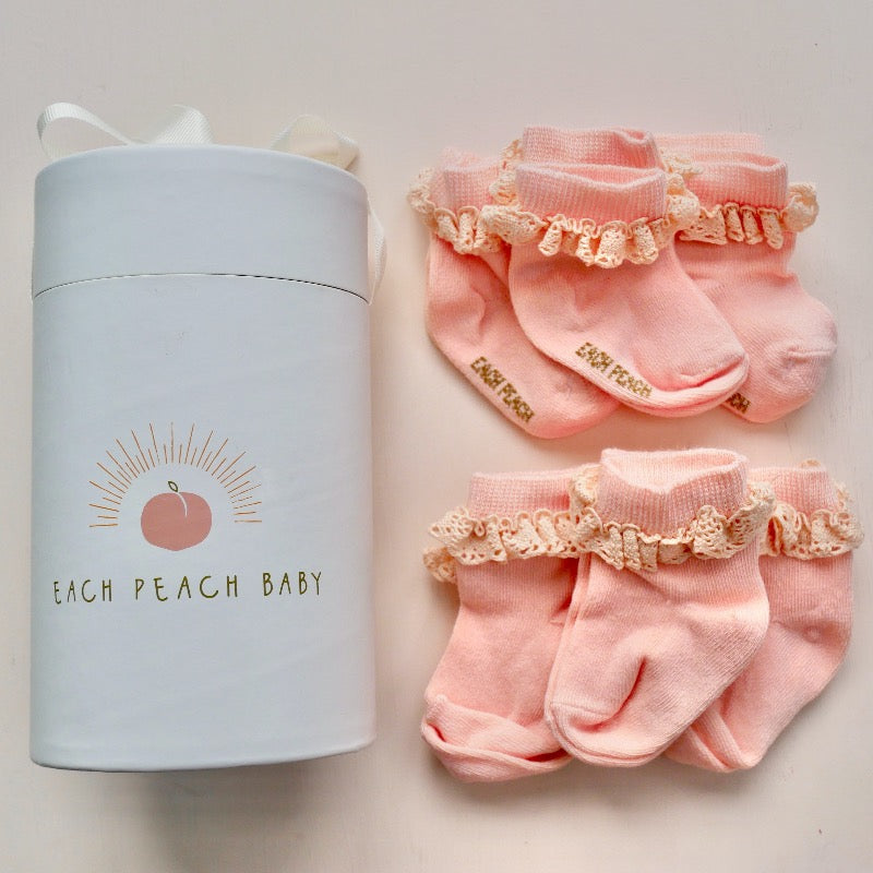 Frilly baby sock gift box in peach 